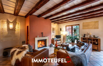 Wohnzimmer mit Kamin