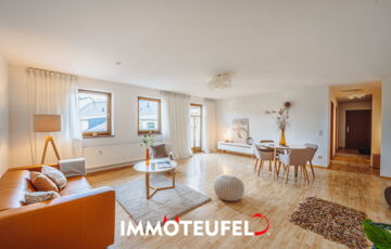 helles und großes Wohnzimmer
