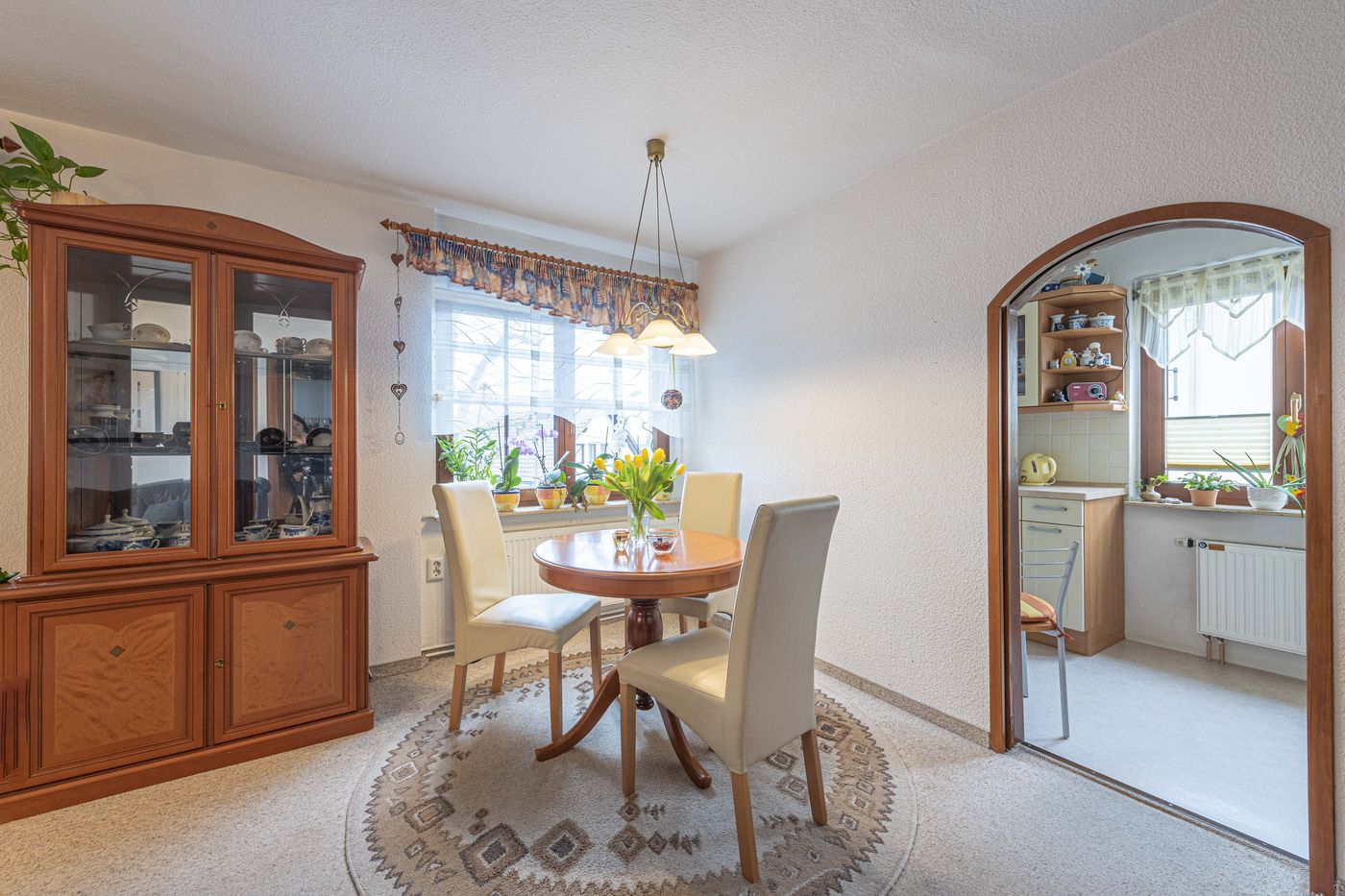 Dasselbe Esszimmer professionell fotografiert