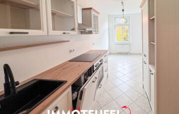 ERSTBEZUG nach Renovierung: 2-Raum-Wohnung mit Balkon, Stellplatz im Innenhof und Einbauküche !!!