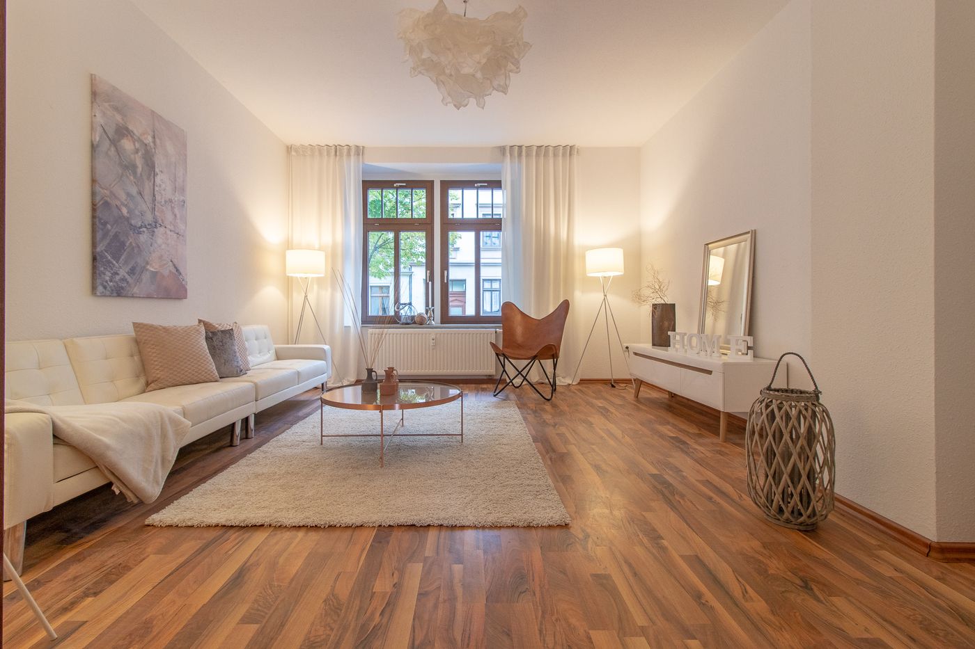 Dasselbe Wohnzimmer nach dem Home Staging: eingerichtet und wohnlich