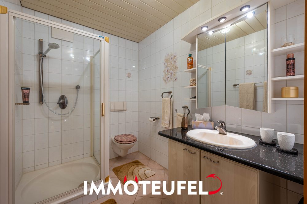 Wohntraum in Adelsberg | Einliegerwohnung, Dachterrasse, Kamin, Garage & sonniger Garten – Bild 17