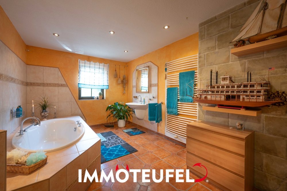 Wohntraum in Adelsberg | Einliegerwohnung, Dachterrasse, Kamin, Garage & sonniger Garten – Bild 18